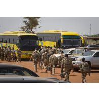 Des soldats embarquent à bord d'un bus pour leur départ de Niamey, au Niger.