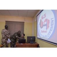 Le lieutenant-colonel David, mentor planification (J5) travaille avec des officiers burkinabè et tchadiens au poste de commandement du G5 Sahel à Sévaré, au Mali.