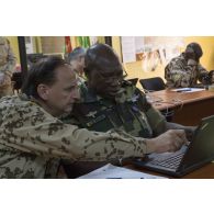 Des officiers maliens et allemands travaillent au poste de commandement du G5 Sahel à Sévaré, au Mali.