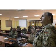 Un officier allemand travaille au poste de commandement du G5 Sahel à Sévaré, au Mali.