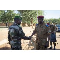 Le colonel-major burkinabè Mamadou Mounkaila accueille le général Oumarou Sadou, chef d'état-major général des armées du Burkina Faso à Sévaré, au Mali.