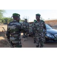 Le colonel-major burkinabè Mamadou Mounkaila accueille le général Seyni Garba, chef d'état-major général des forces armées du Niger à Sévaré, au Mali.
