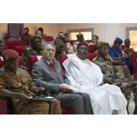 L'ambassadeur de France Marcel Escure assiste à un briefing aux côtés du ministre de la défense national du Niger Kalla Moutari et des chefs d'état-major nigérien et burkinabè Seyni Garba et Oumarou Sadou à Sévaré, au Mali.