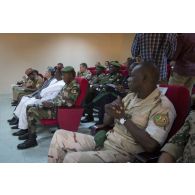 L'ambassadeur de France Marcel Escure assiste à un briefing aux côtés du ministre de la défense national du Niger Kalla Moutari et des chefs d'état-major nigérien et burkinabè Seyni Garba et Oumarou Sadou à Sévaré, au Mali.