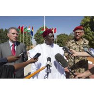 Le ministre de la défense national du Niger Kalla Moutari répond aux journalistes aux côtés de l'ambassadeur de France Marcel Escure à Sévaré, au Niger.