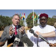 Le ministre de la défense national du Niger Kalla Moutari répond aux journalistes aux côtés de l'ambassadeur de France Marcel Escure à Sévaré, au Niger.