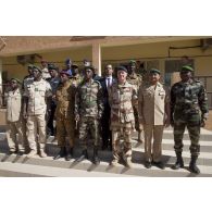 Photograhie officielle des autorités militaires au poste de commandement du G5 Sahel à Sévaré, au Mali.