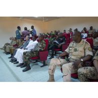 L'ambassadeur de France Marcel Escure assiste à un briefing aux côtés du ministre de la défense national du Niger Kalla Moutari et des chefs d'état-major nigérien et burkinabè Seyni Garba et Oumarou Sadou à Sévaré, au Mali.