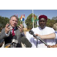 Le ministre de la défense national du Niger Kalla Moutari répond aux journalistes aux côtés de l'ambassadeur de France Marcel Escure à Sévaré, au Niger.