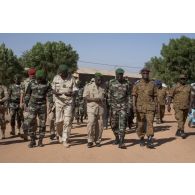 Les généraux Oumarou Sadou et Seyni Garba, chefs d'état-major général des armées du Burkina Faso et du Niger visitent le poste de commandement du G5 Sahel à Sévaré, au Mali.