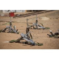 Vue de fusils d'assaut de type AKM disposés en faisceaux à Sévaré, au Mali.