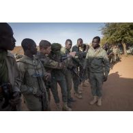 Un élément français au Sénégal (EFS) encadre des soldats maliens de la 132e compagnie d'infanterie motorisée (CIM) pour une instruction au combat à Gao, au Mali.
