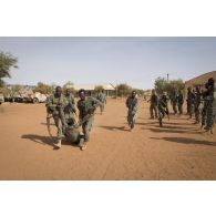 Un instructeur des éléments français au Sénégal (EFS) encadre des soldats maliens de la 132e compagnie d'infanterie motorisée (CIM) pour un atelier de relève de blessé sous le feu à Gao, au Mali.