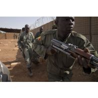 Des soldats maliens de la 132e compagnie d'infanterie motorisée (CIM) participent à un atelier de relève de blessé sous le feu à Gao, au Mali.