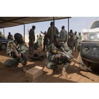 Un instructeur des éléments français au Sénégal (EFS) encadre des soldats maliens de la 132e compagnie d'infanterie motorisée (CIM) pour un atelier de relève de blessé sous le feu à Gao, au Mali.