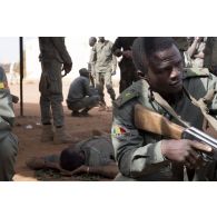 Des soldats maliens de la 132e compagnie d'infanterie motorisée (CIM) participent à un atelier de relève de blessé sous le feu à Gao, au Mali.