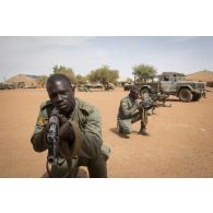Des soldats maliens de la 132e compagnie d'infanterie motorisée (CIM) participent à un atelier de déploiement embarqué-débarqué à Gao, au Mali.