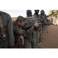 Un élément français au Sénégal (EFS) encadre des soldats maliens de la 132e compagnie d'infanterie motorisée (CIM) pour une instruction au combat à Gao, au Mali.