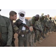 Un élément français au Sénégal (EFS) encadre des soldats maliens de la 132e compagnie d'infanterie motorisée (CIM) pour une instruction au combat à Gao, au Mali.
