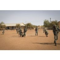 Des soldats maliens de la 132e compagnie d'infanterie motorisée (CIM) participent à un atelier de relève de blessé sous le feu à Gao, au Mali.