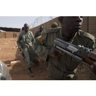 Des soldats maliens de la 132e compagnie d'infanterie motorisée (CIM) participent à un atelier de relève de blessé sous le feu à Gao, au Mali.
