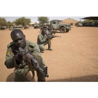 Des soldats maliens de la 132e compagnie d'infanterie motorisée (CIM) participent à un atelier de déploiement embarqué-débarqué à Gao, au Mali.
