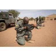Des soldats maliens de la 132e compagnie d'infanterie motorisée (CIM) participent à un atelier de déploiement embarqué-débarqué à Gao, au Mali.