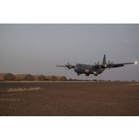 Arrivée d'un avion Hercules C-130J-30 de l'US Air Force sur l'aérodrome de Gao, au Mali.