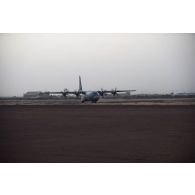 Arrivée d'un avion Hercules C-130J-30 de l'US Air Force sur l'aérodrome de Gao, au Mali.