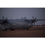 Arrivée d'un avion Hercules C-130J-30 de l'US Air Force sur l'aérodrome de Gao, au Mali.