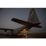 Déchargement de fret par le détachement de transit interarmées (DéTIA) depuis la tranche arrière d'un avion Hercules C-130J-30 de l'US Air Force sur l'aérodrome de Gao, au Mali.