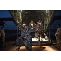 Des soldats débarquent d'un avion Hercules C-130J-30 de l'US Air Force sur l'aérodrome de Gao, au Mali.