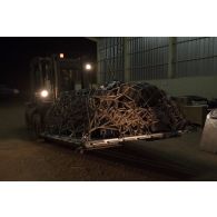 Acheminement des paquetages par le détachement de transit interarmées (DéTIA) sur le camp de Gao, au Mali.