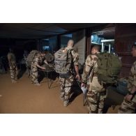 Des soldats perçoivent leur équipement balistique à leur arrivée sur le camp de Gao, au Mali.