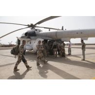 Des sapeurs du 2e régiment étranger de génie (RG) embarquent à bord d'un hélicoptère russe MI 8 MTV-1 au départ de Kidal, au Mali.