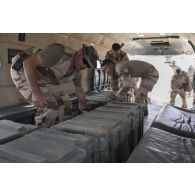 Des sapeurs du 2e régiment étranger de génie (RG) chargent leur équipement à bord d'un hélicoptère russe MI 8 MTV-1 au départ de Kidal, au Mali.