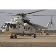 Un hélicoptère russe MI 8 MTV-1 stationne au départ de Kidal, au Mali.