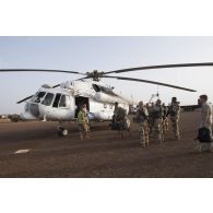 Des soldats embarquent à bord d'un hélicoptère russe MI 8 MTV-1 à Gao, au Mali.