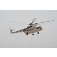 Arrivée d'un hélicoptère russe MI 8 MTV-1 sur l'aérodrome de Kidal, au Mali.