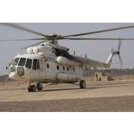 Arrivée d'un hélicoptère russe MI 8 MTV-1 sur l'aérodrome de Kidal, au Mali.