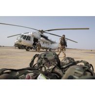 Des soldats déchargent leur paquetage depuis un hélicoptère russe MI 8 MTV-1 à leur arrivée sur l'aérodrome de Kidal, au Mali.