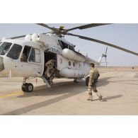Des soldats déchargent leur équipement balistique depuis un hélicoptère russe MI 8 MTV-1 à leur arrivée sur l'aérodrome de Kidal, au Mali.