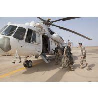 Des soldats déchargent leur paquetage depuis un hélicoptère russe MI 8 MTV-1 à leur arrivée sur l'aérodrome de Kidal, au Mali.