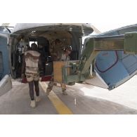 Des soldats déchargent leur équipement depuis un hélicoptère russe MI 8 MTV-1 à Kidal, au Mali.