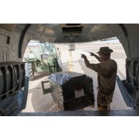 Des soldats déchargent leur équipement depuis un hélicoptère russe MI 8 MTV-1 à Kidal, au Mali.