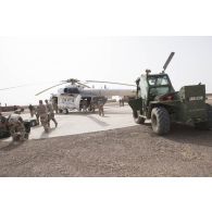 Des sapeurs du 2e régiment étranger de génie (REG) chargent leur équipement à bord d'un hélicoptère russe MI 8 MTV-1 à Kidal, au Mali.