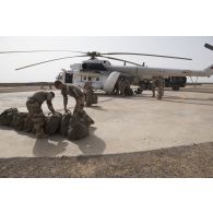 Des sapeurs du 2e régiment étranger de génie (REG) chargent leur paquetage à bord d'un hélicoptère russe MI 8 MTV-1 à Kidal, au Mali.