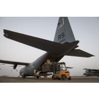 Le détachement de transit interarmées (DéTIA) charge du fret à bord d'un avion Hercules C130-J30 de l'US Air Force à Niamey, au Niger.