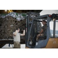 Le détachement de transit interarmées (DéTIA) charge du fret à bord d'un avion Hercules C130-J30 de l'US Air Force à Niamey, au Niger.