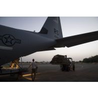 Le détachement de transit interarmées (DéTIA) charge du fret à bord d'un avion Hercules C130-J30 de l'US Air Force à Niamey, au Niger.